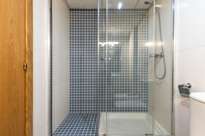 Een douche, handdoeken