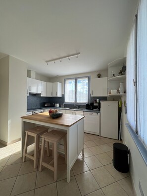 Private kitchen - Holiday Home 'La Maison Et L'étang De Pêche' with Mountain View, Private Terrace and Wi-Fi (Vagney)