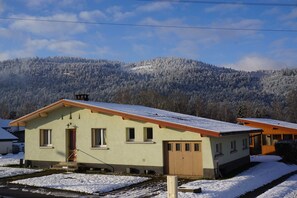 Exterior - Holiday Home 'La Maison Et L'étang De Pêche' with Mountain View, Private Terrace and Wi-Fi (Vagney)
