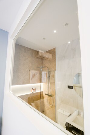 Dusche, Haartrockner, Handtücher