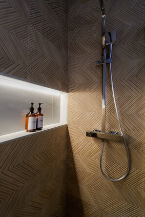 Shower, hair dryer, towels - Centro Serenity Flat by Alfresco Stays (Fuengirola)