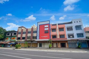 Exterior - Spacious Double Suite Haven w/ Free Parking & WiFi (Makassar)