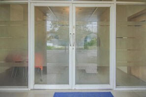 Interior - Spacious Double Suite Haven w/ Free Parking & WiFi (Makassar)