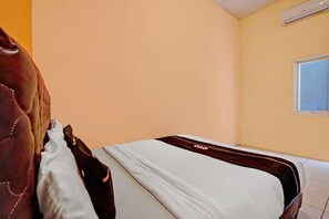Room - Inviting Standard DBL Stay w/WiFi Parking Access (Surabaya)
