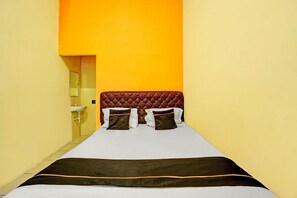 Room - Inviting Standard DBL Stay w/WiFi Parking Access (Surabaya)