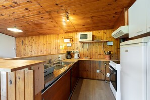 Geladeira, micro-ondas, fogão, cooktop