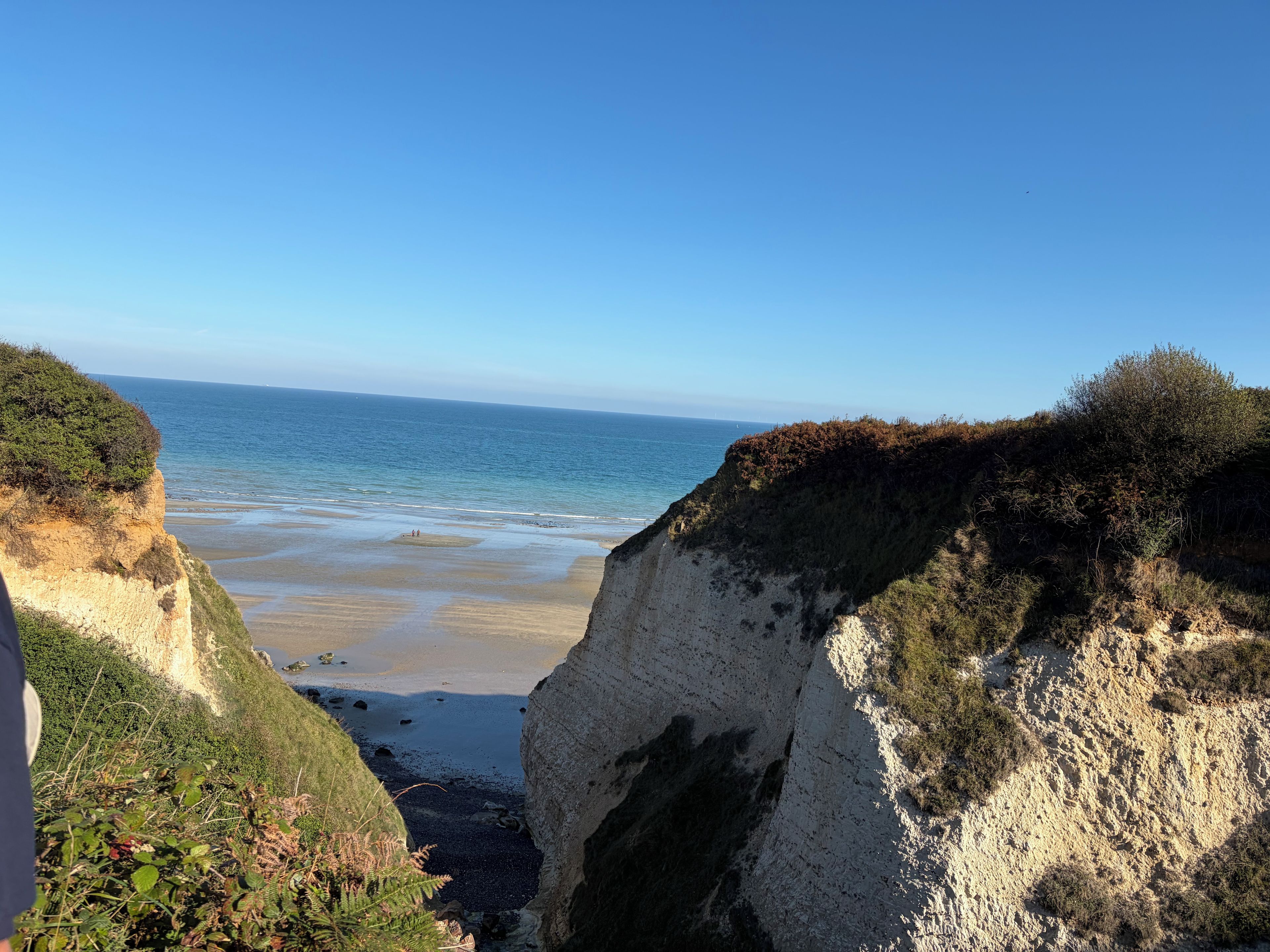 Un paisaje costero con acantilados y una playa.