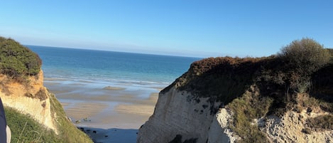 Un paisaje costero con acantilados y una playa.