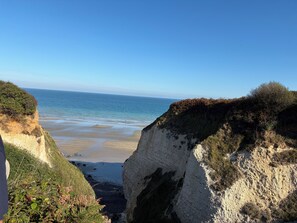 A coastal landscape with cliffs and a beach. - Gîte près de la mer à la campagne au calme (Ambrumesnil)