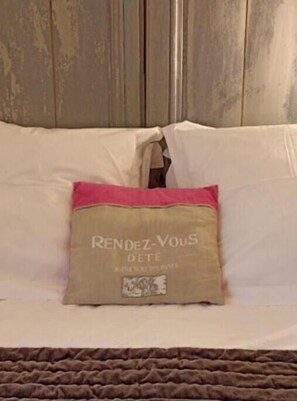 Room - Vrbo Property (Champagné-Saint-Hilaire)