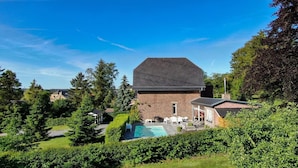A house with a swimming pool, surrounded by greenery and trees. - Villa with swimming pool near Durbuy (Barvaux)