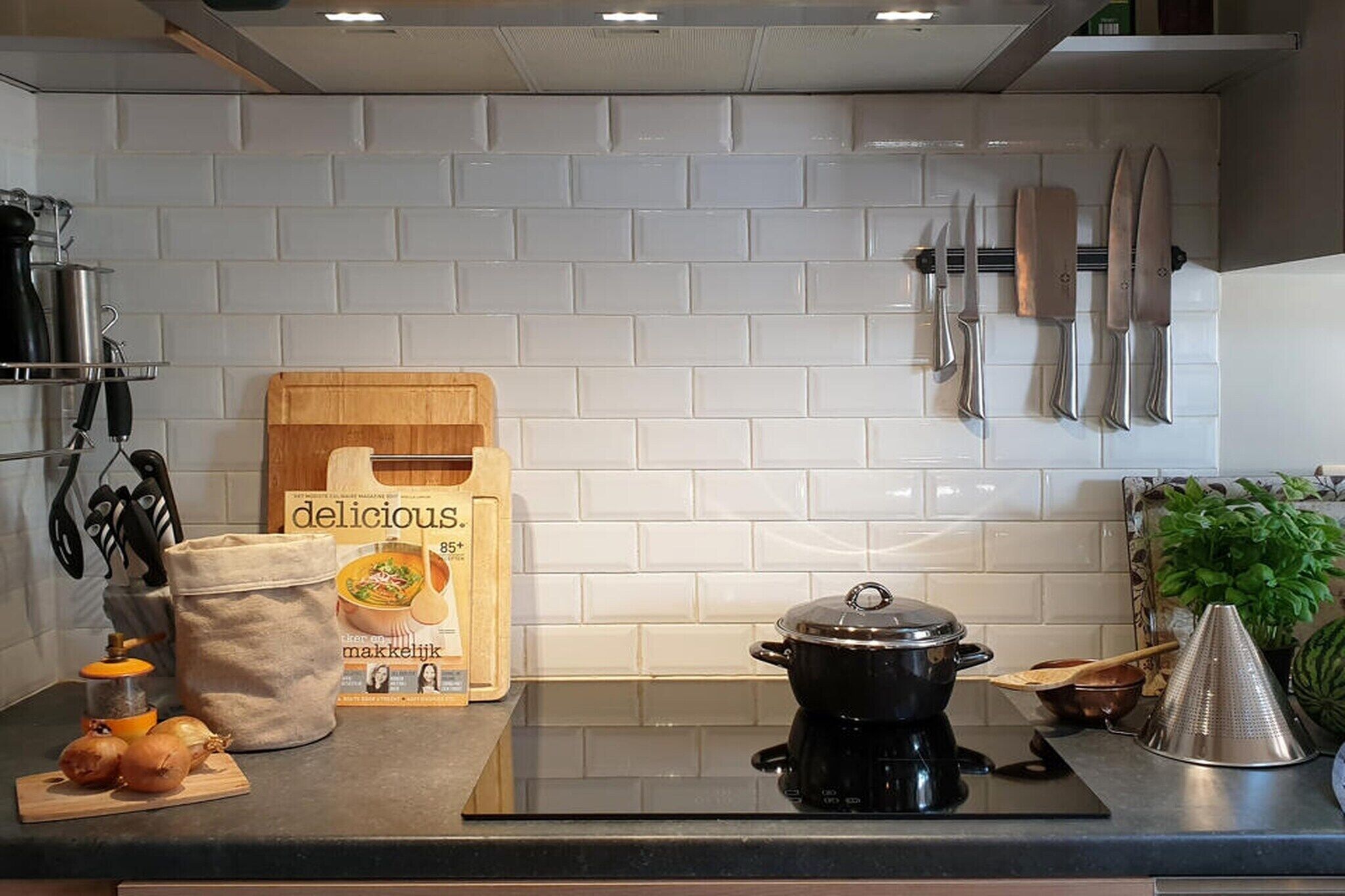 Een koffiezetapparaat/waterkoker, een koelkast, een oven, een kookplaat