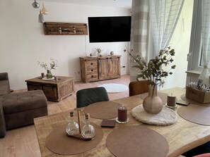 Smart-TV, Bücher, Stereoanlage