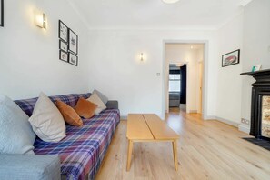 Living area - Bright and Inviting 1BDR Flat in Kentish Town (Greater London)