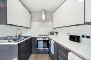 Fridge, oven, stovetop, cookware/dishes/utensils - Bright and Inviting 1BDR Flat in Kentish Town (Greater London)