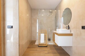 Shower, hair dryer, towels, shampoo - Dunes Beach House with Ocean Views (Viana do Castelo)