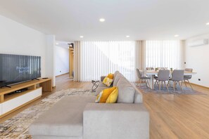 TV, offices - Dunes Beach House with Ocean Views (Viana do Castelo)