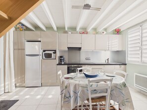 Fridge, microwave, oven, dishwasher - Walk to the beach, private garden, family house (Batz-sur-Mer)
