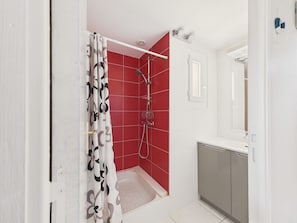 Shower - Walk to the beach, private garden, family house (Batz-sur-Mer)