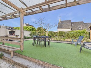 Outdoor dining - Walk to the beach, private garden, family house (Batz-sur-Mer)