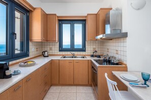 Fridge, oven, stovetop, coffee/tea maker