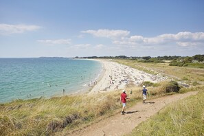 A beach with a dirt path leading to the water, populated with people. - 600m from the beach – House for 4 with garden (Saint-Gildas-de-Rhuys)