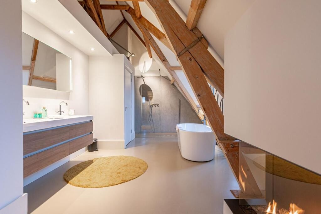 Luxe suite, balkon, uitzicht op stad | Badkamer | Gratis toiletartikelen, een haardroger, handdoeken, zeep