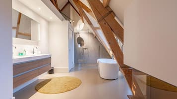 Luxe suite, balkon, uitzicht op stad | Badkamer | Gratis toiletartikelen, een haardroger, handdoeken, zeep