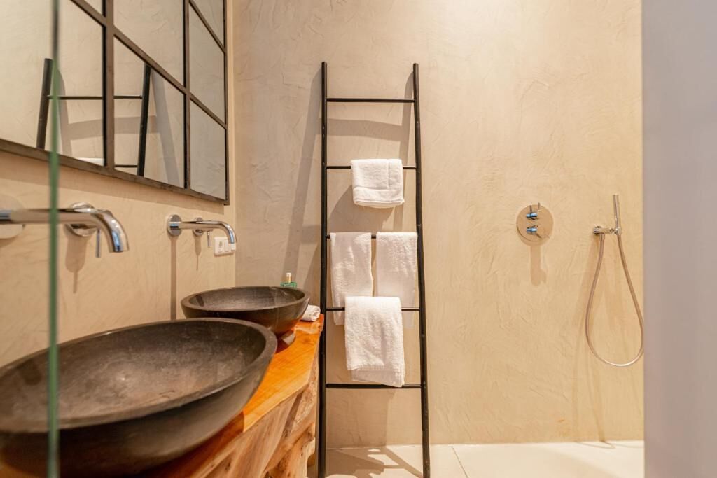 Comfort tweepersoonskamer, uitzicht op stad | Badkamer | Gratis toiletartikelen, een haardroger, handdoeken, zeep