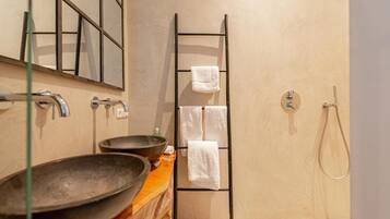 Comfort tweepersoonskamer, uitzicht op stad | Badkamer | Gratis toiletartikelen, een haardroger, handdoeken, zeep