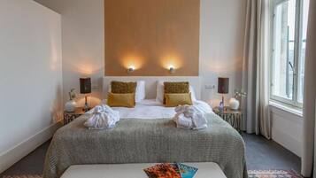 Deluxe tweepersoonskamer, uitzicht op stad | Een kluis op de kamer, een laptopwerkplek, geluiddichte muren