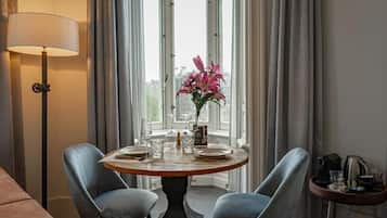 Superior Suite, Balcony, City View | Dining