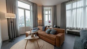 Suite Supérieure, balcon, vue ville | Coin séjour