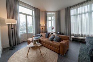 Superior Suite, Balcony, City View | Living area