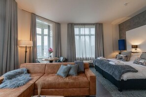 Superior-Suite, Balkon, Stadtblick | Wohnbereich