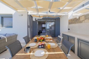 Outdoor dining - Villa Vasaltis in Gennadi (Rhodes)