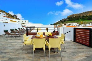 Outdoor dining - Villa Yannis in Lindos (Rhodes)