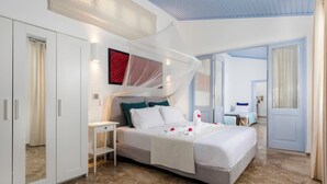 Una camera da letto moderna con un letto grande, un comodino, un armadio e una struttura a baldacchino.