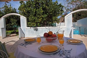 Outdoor dining - Villa Amelie in Ixia (Ialysos)