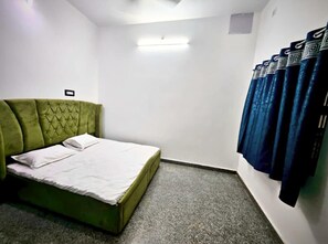 Room - Aakriti's Home Stay Varanasi (Khajuhi)