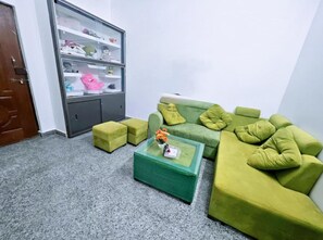 Living area - Aakriti's Home Stay Varanasi (Khajuhi)