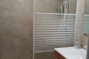 Een douche, een haardroger, handdoeken, zeep