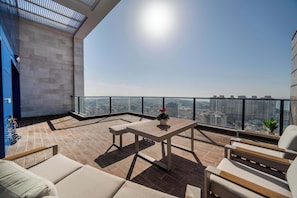 Outdoor dining - Luxury 5BR Penthouse |Huge Sea-View Balcony |Mamad (Bat Yam)