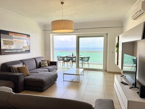 TV - Modern Seafront 2BR w/Pool by ArcoCollection (Sliema)