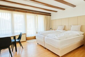 Phòng đôi hoặc 2 giường đơn tiện nghi đơn giản, ban công, quang cảnh núi | Bàn, khu vực làm việc phù hợp cho laptop, bàn ủi/dụng cụ ủi quần áo 