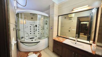 Luxury Double Room, Balcony, Garden View | Bathroom