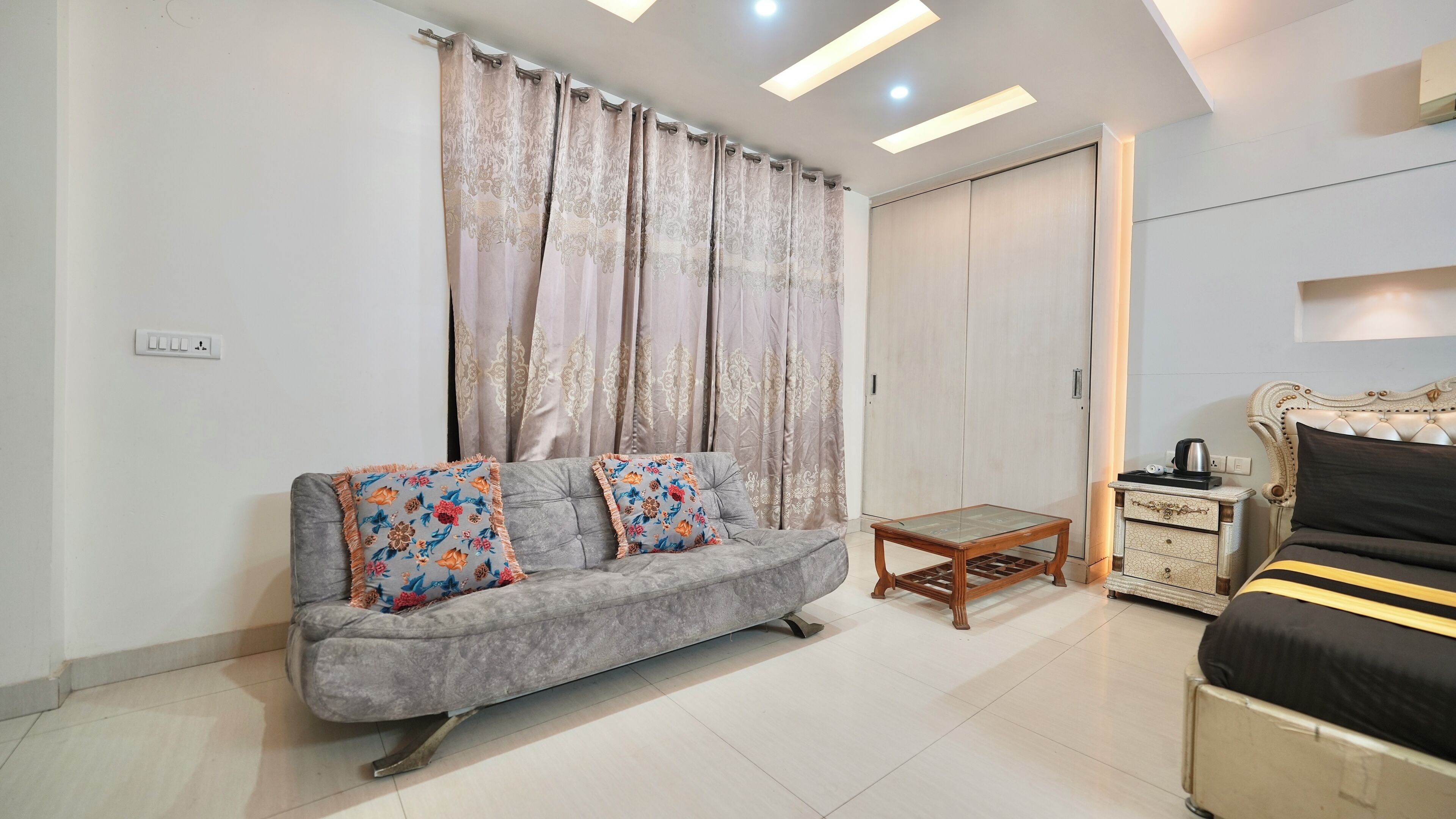 Quarto casal superluxo, sacada, vista para o jardim | Área de estar