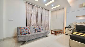 Quarto casal superluxo, sacada, vista para o jardim | Área de estar