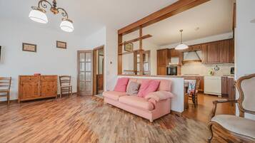 Superior-Apartment, Balkon, Stadtblick | Wohnbereich