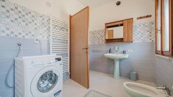Superior-Apartment, Balkon, Stadtblick | Badezimmer | Kostenlose Toilettenartikel, Haartrockner, Bidet, Handtücher